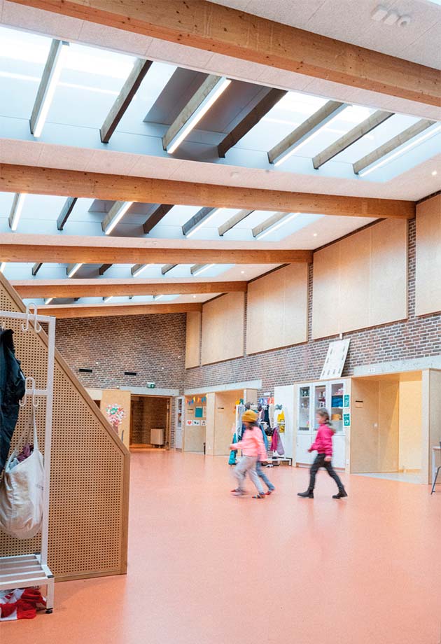 VELUX lysbånd over aulaen i Peder Lykke Skolen i København