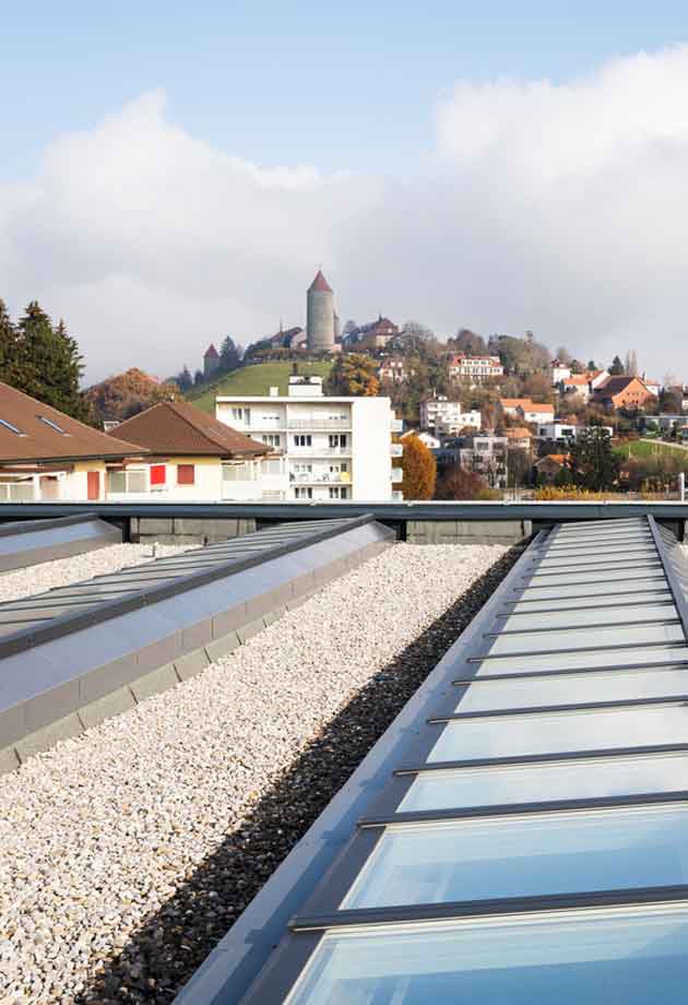 Tageslicht-Lösung mit VELUX Modular Skylights als Lichtband 5-30° / Piscine de Romont, Schweiz / Aussenansicht vom Produkt 3 