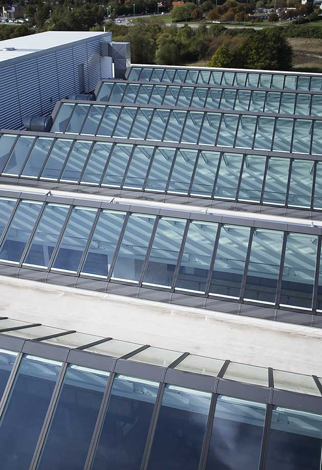 Przeszklenie dachu składające się z modułów pasmo świetlne dwuspadowe  25–40˚, Siemens, Ballerup, Dania