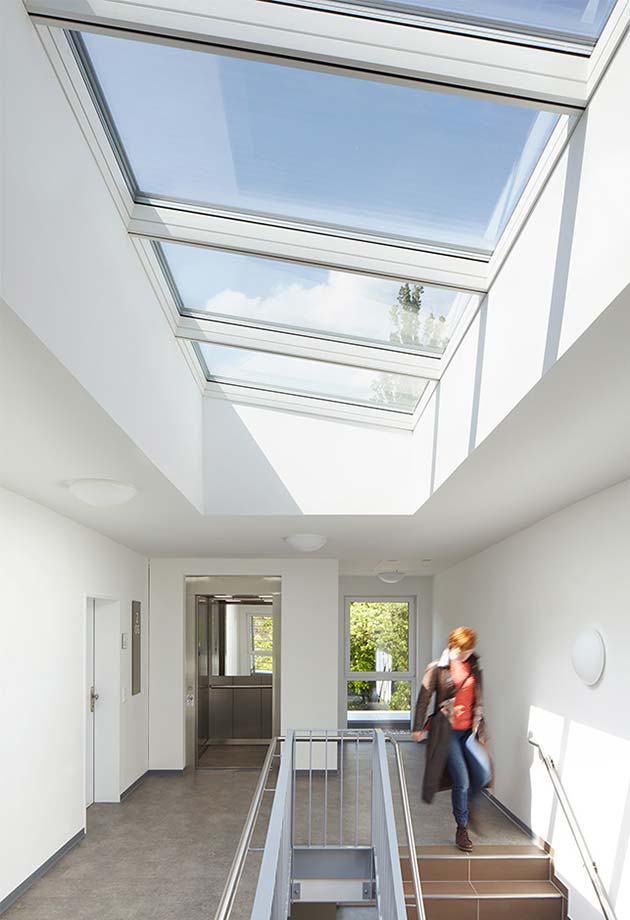 Przeszklenie dachu na klatce schodowej budynku socjalnego składające się ze Świetliki modułowe — pasmo świetlne 5–30°, Hamm, Niemcy