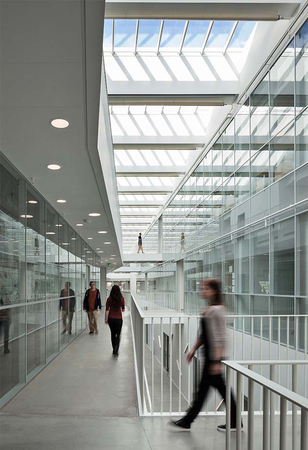 Przeszklenie dachu składające się z pasmo świetlne  na Uniwersytecie Południowej Danii