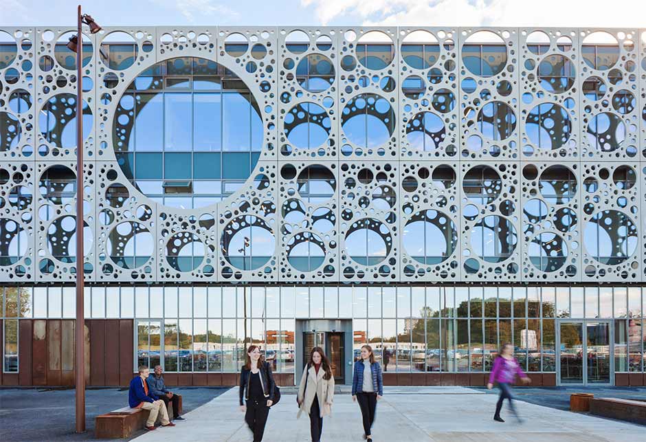 Außenansicht der Universität von Süddänemark mit beeindruckender, künstlerischen Glas-Lösung