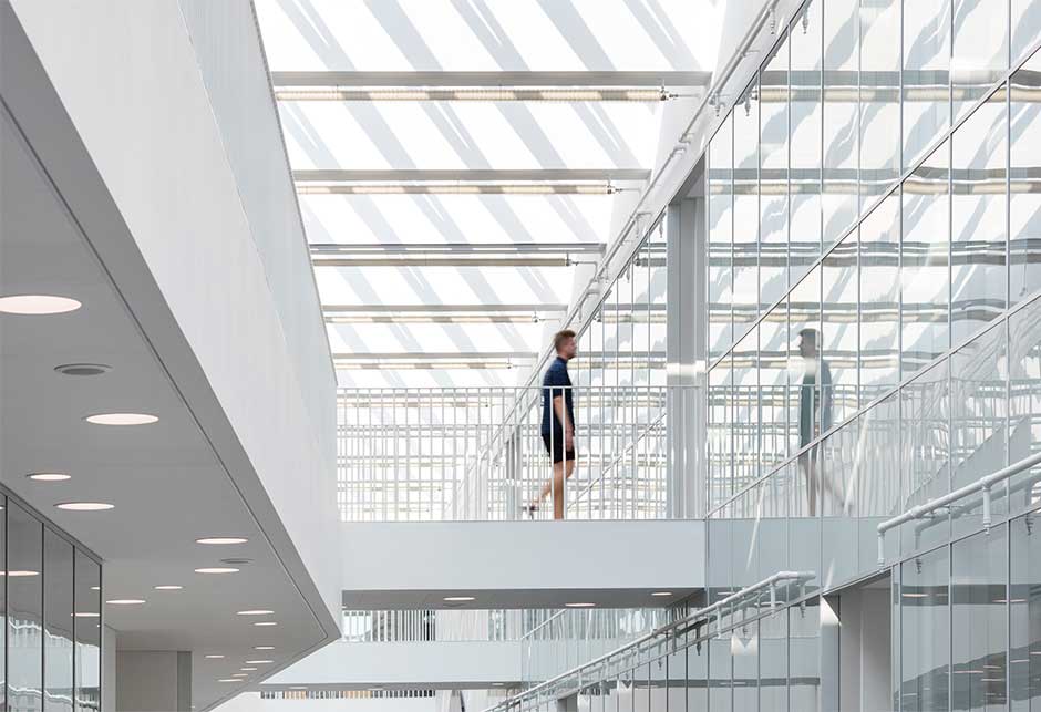 Durch Tageslicht belichtete Ansicht der Innenräume am Campus der Universität in Odense, Dänemark