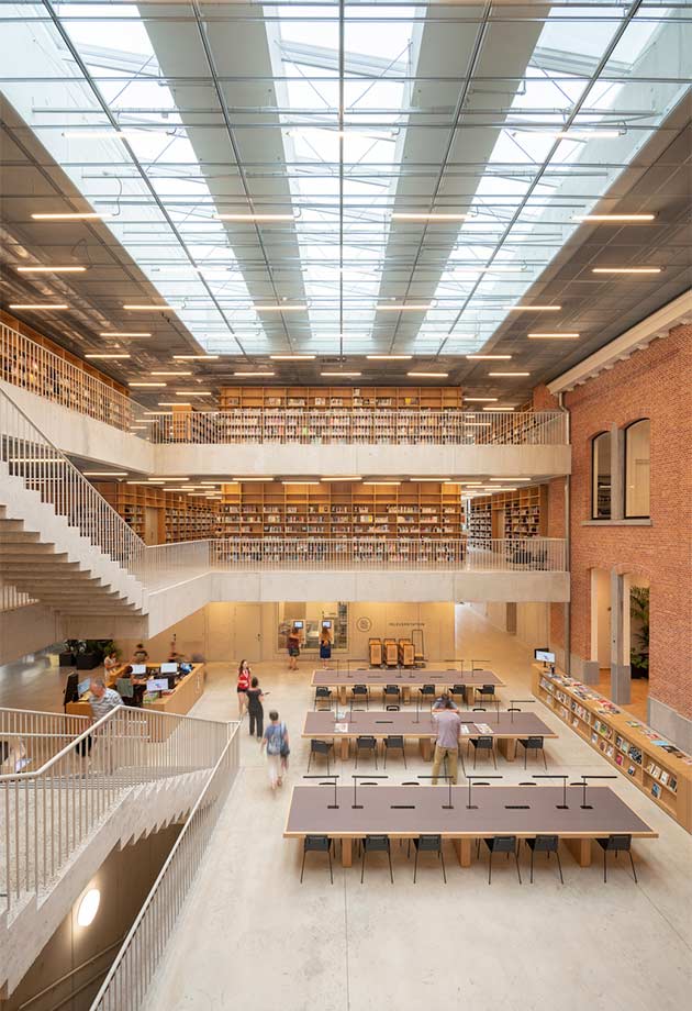 中庭采光天窗为乌托邦图书馆带来日光