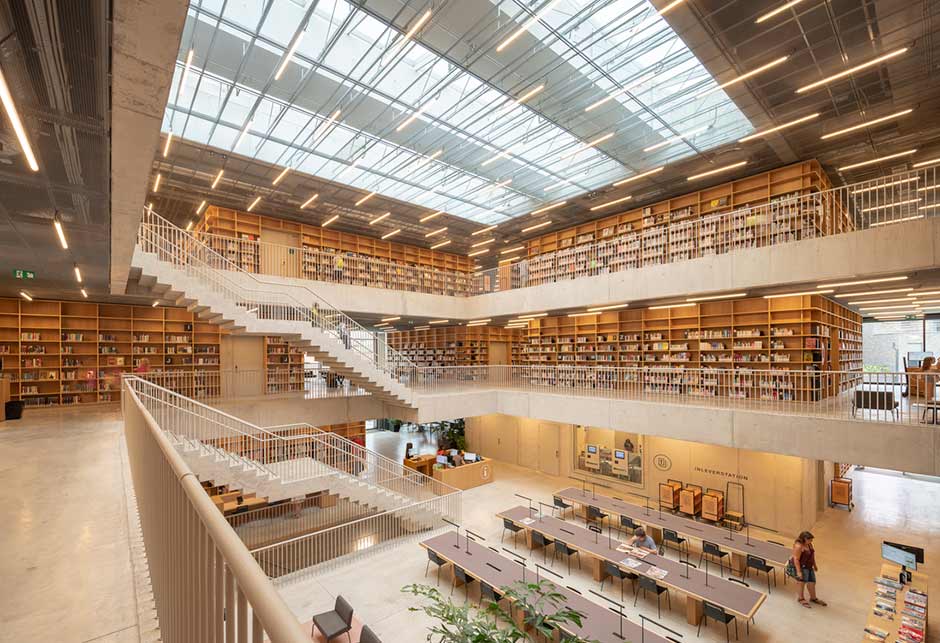 Atrium linéaire apporte la lumière du jour à la bibliothèque Utopia