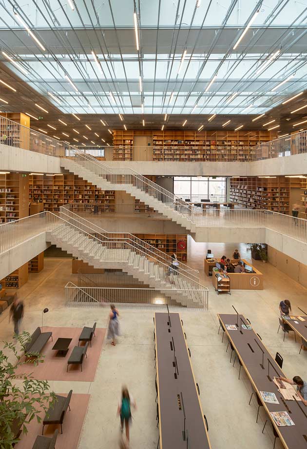 乌托邦图书馆带有中庭光模块的屋顶