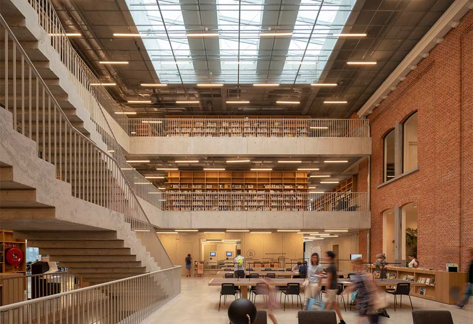 Atrium linéaire apporte la lumière du jour à la bibliothèque Utopia