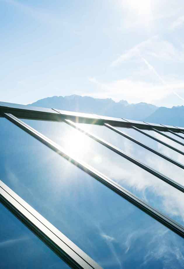 Tageslicht-Lösung mit VELUX Modular Skylights als Sattel-Lichtband 25°–40°/ Poste + C&A Vevey, Schweiz / Aussenansicht vom Produkt