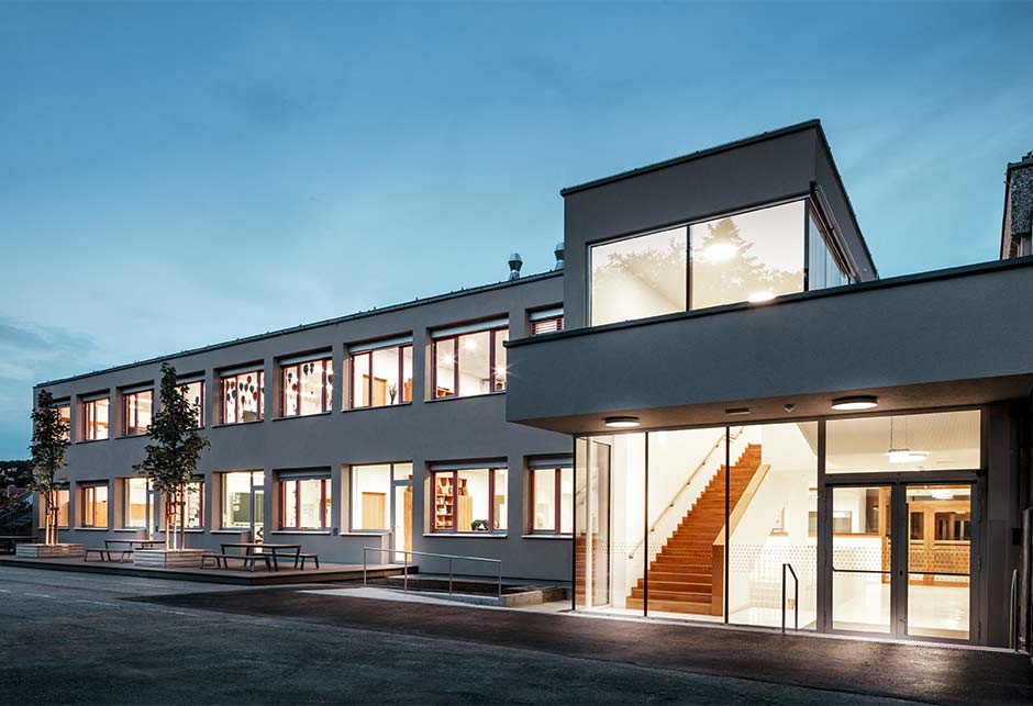 Widok z zewnątrz na szkołę podstawową Pischelsdorf, Austria