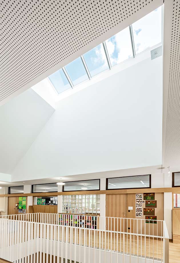 Przeszklenie dachu zapewnia przyjazne środowisko do nauki wraz z nowoczesnym i kolorowym wzornictwem 