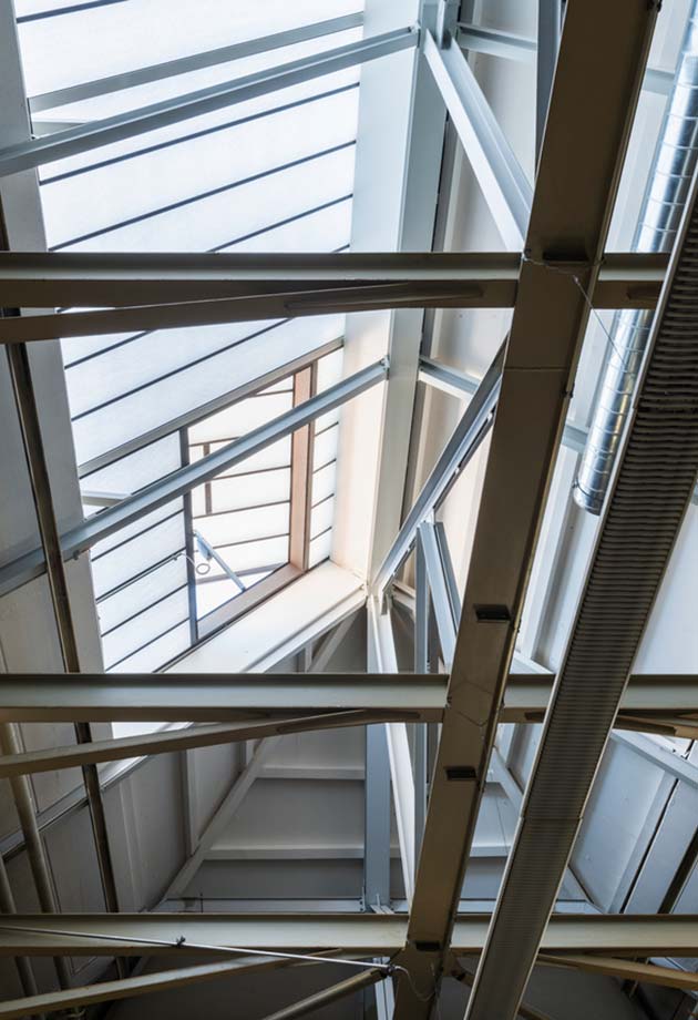 Tageslicht-Lösung mit Grillodur mit Sheddachverglasung-Dachsanierung Otto Suhner AG, Lupfig Schweiz / Innenansicht Industriehalle 2