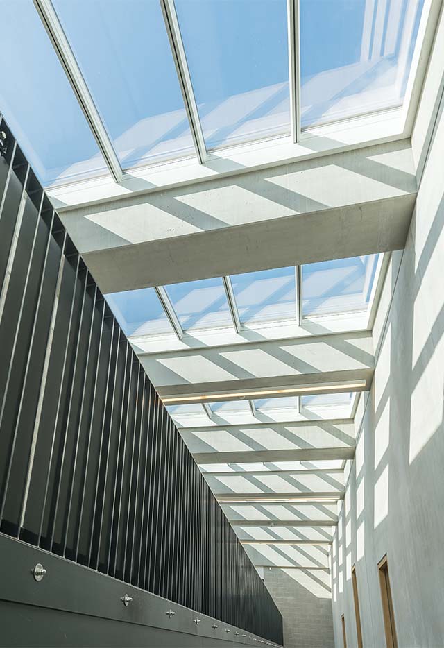 Lichtstraatoplossing met 10 atrium lichtstraten in  lessenaarsdak opstellingen 5, Zaventem, België